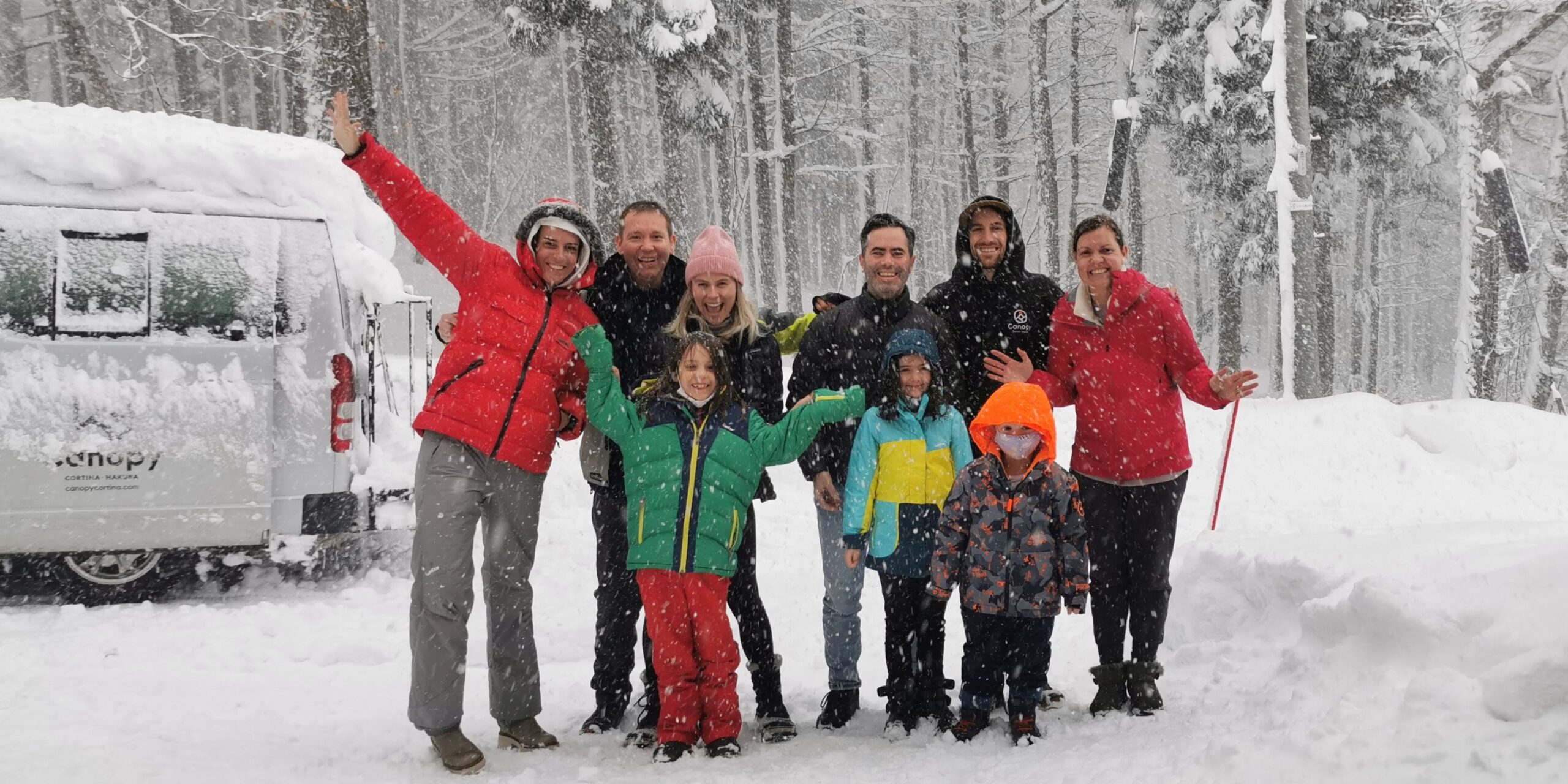 holiday in hakuba - family enjoying the snow